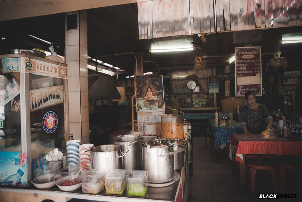 ภาพมุมขนมหวานกับมุมทำเมนูอาหารของร้าน