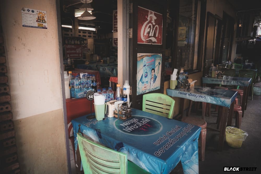 โต๊ะนั่งด้านข้างของร้าน