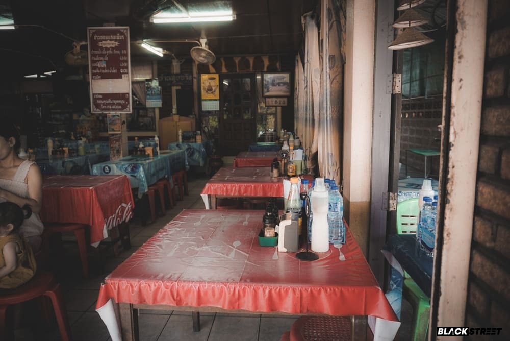 โต๊ะนั่งด้านในของร้าน