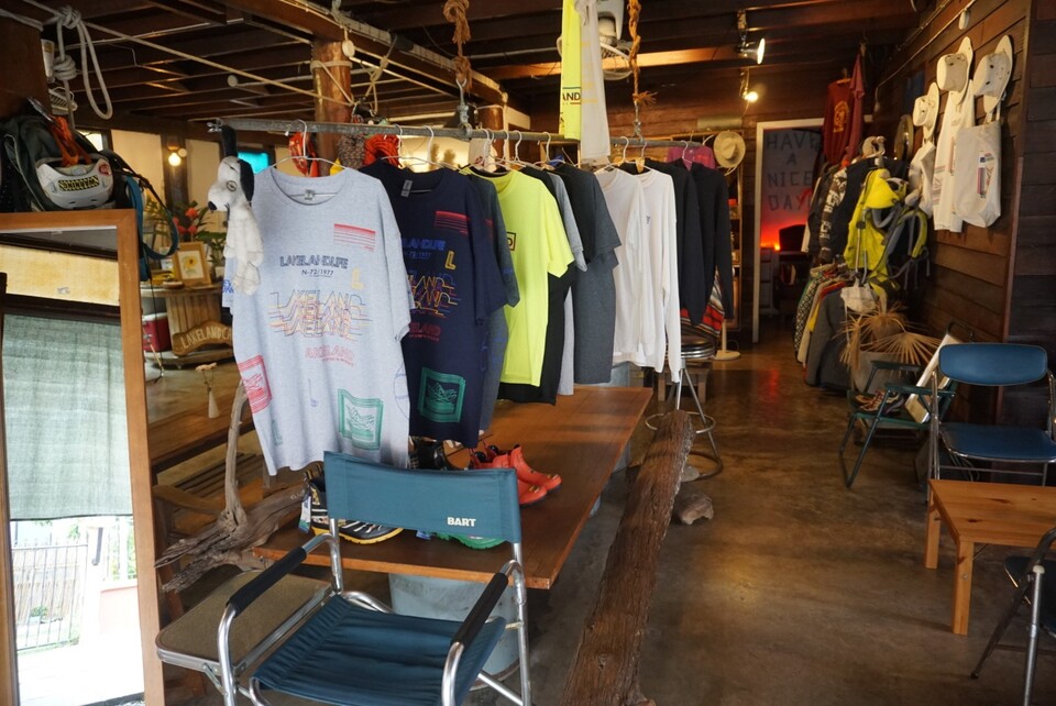 มุมขายเสื้อผ้าของร้าน Lekeland