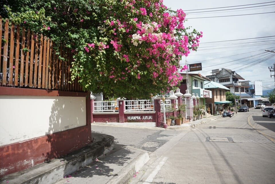 มุมถ่ายรูปยอดฮิตกับถนนที่ติดกกับร้าน Lekeland