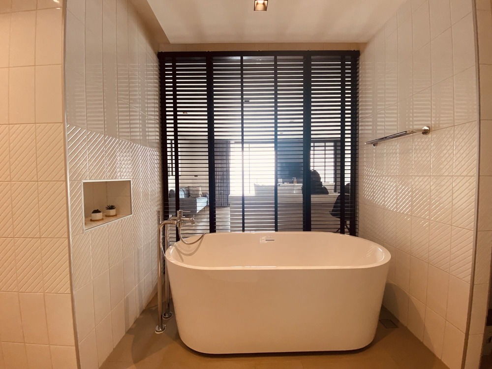 อ่างอาบน้ำในห้องของ M2 Hotel Waterside