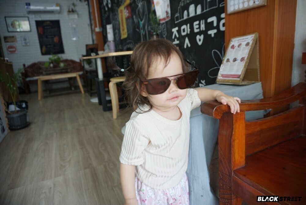 ลูกสาวที่งอแงจะใส่แว้นเลยถ่ายรูปซะเลย 555