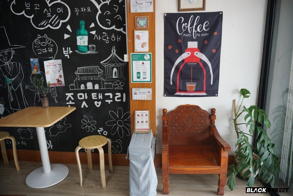 โต๊ะไม้ของร้าน