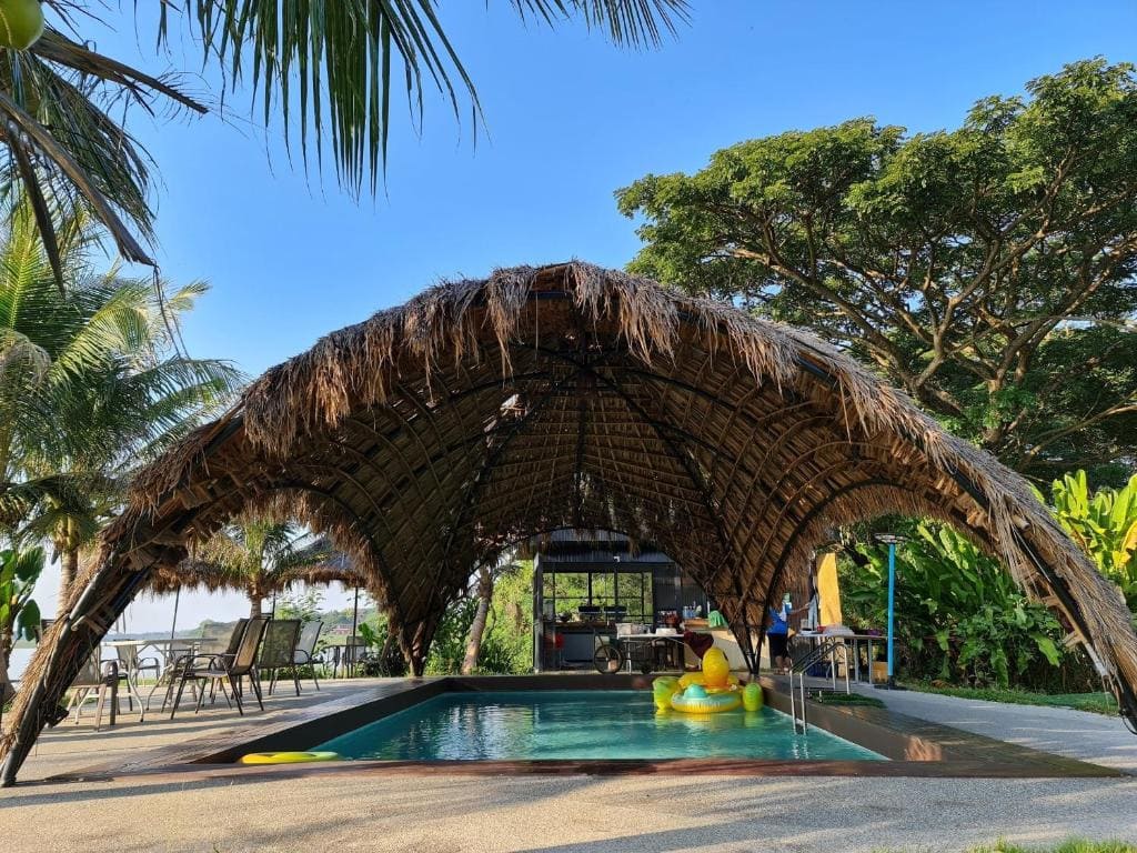 สระว่ายน้ำมีหลังคาของ Naga Tara Boutique Resort