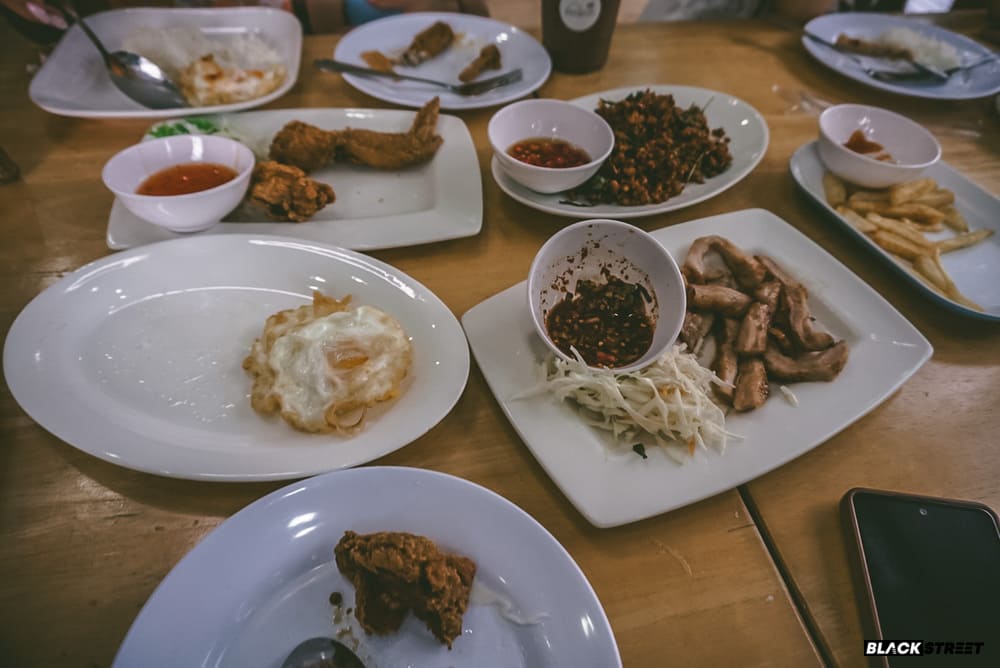 เมนูอาหารของร้านสุขภิรมย์คาเฟ่ พะเยา ราคาไม่แพง อิ่มทั้งครอบครัว