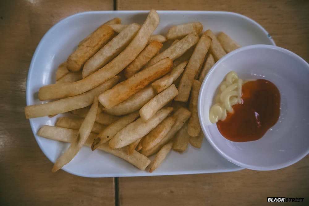 เมนูของกินเล่น เฟรนซ์ฟรายส์ ในร้านสุขภิรมย์ คาเฟ่