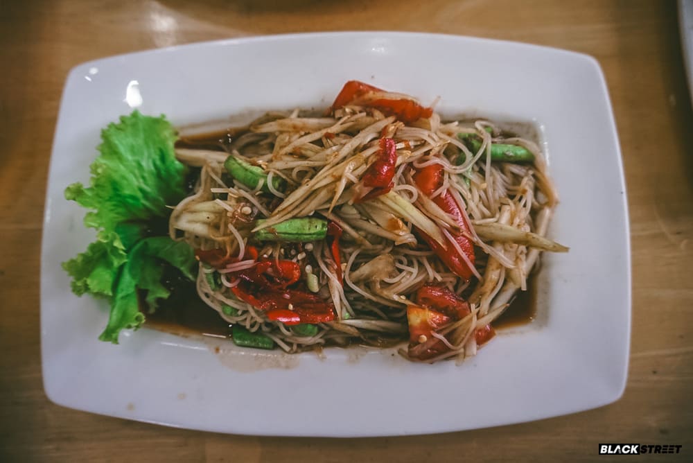 ส้มตำรสเด็ดของร้านสุขภิรมย์คาเฟ่ พะเยา