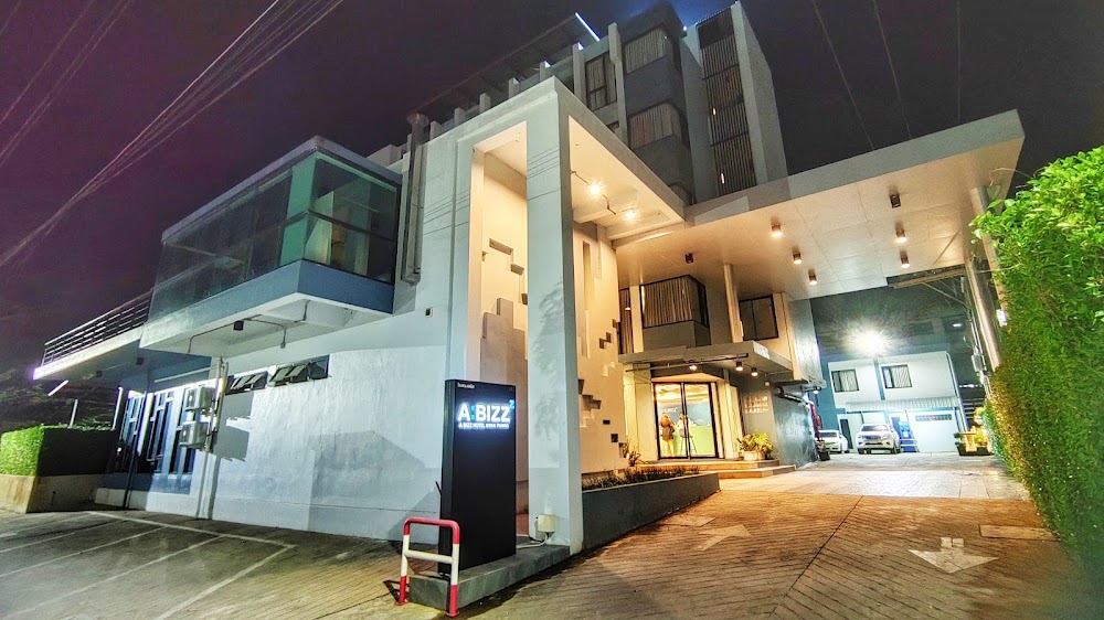 ทางเข้าด้านหน้าโรงแรมเอบิช สาขากว๊านพะเยา 