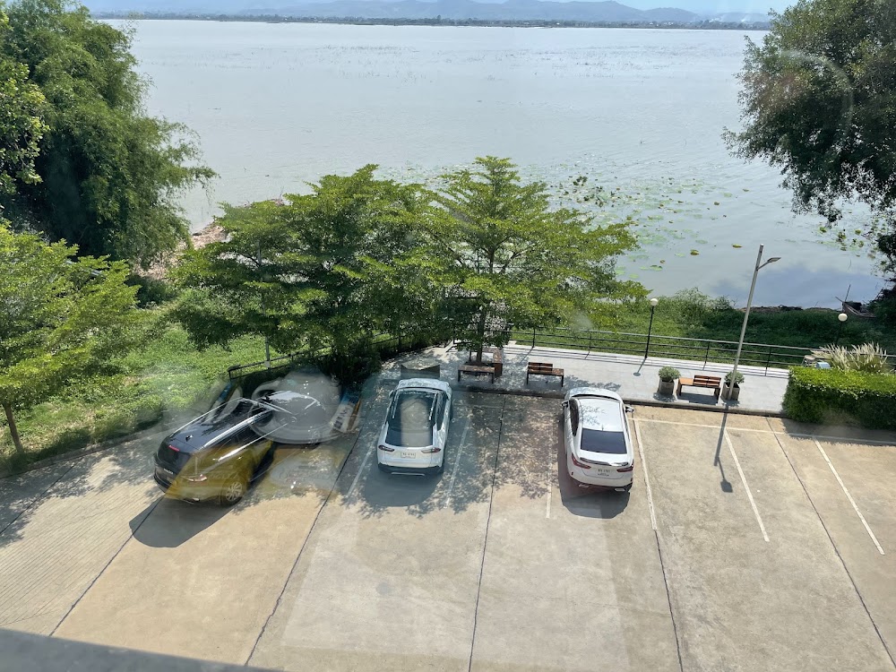 ด้านหลังก็ยังมีที่จอดรถ เหลือๆ ไม่ต้องแย่งกัน
