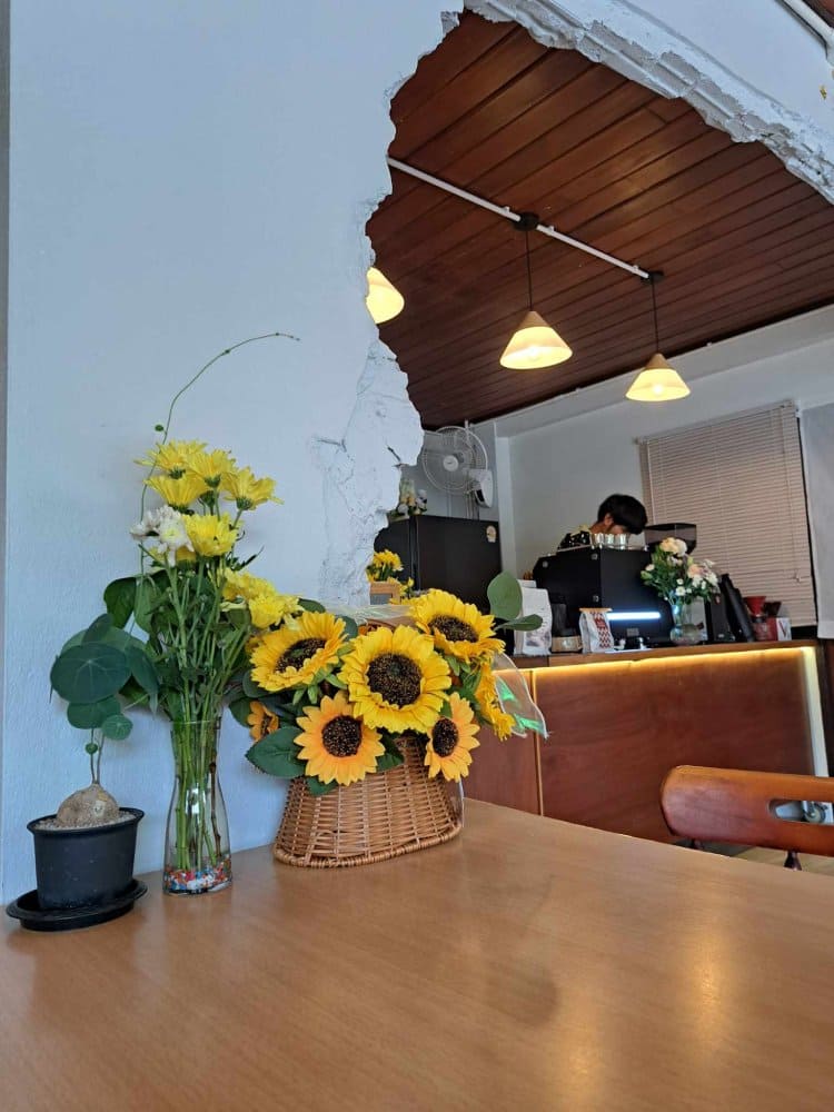 โต๊ะนั่งของร้านที่ตกแต่งด้วยดอกไม้