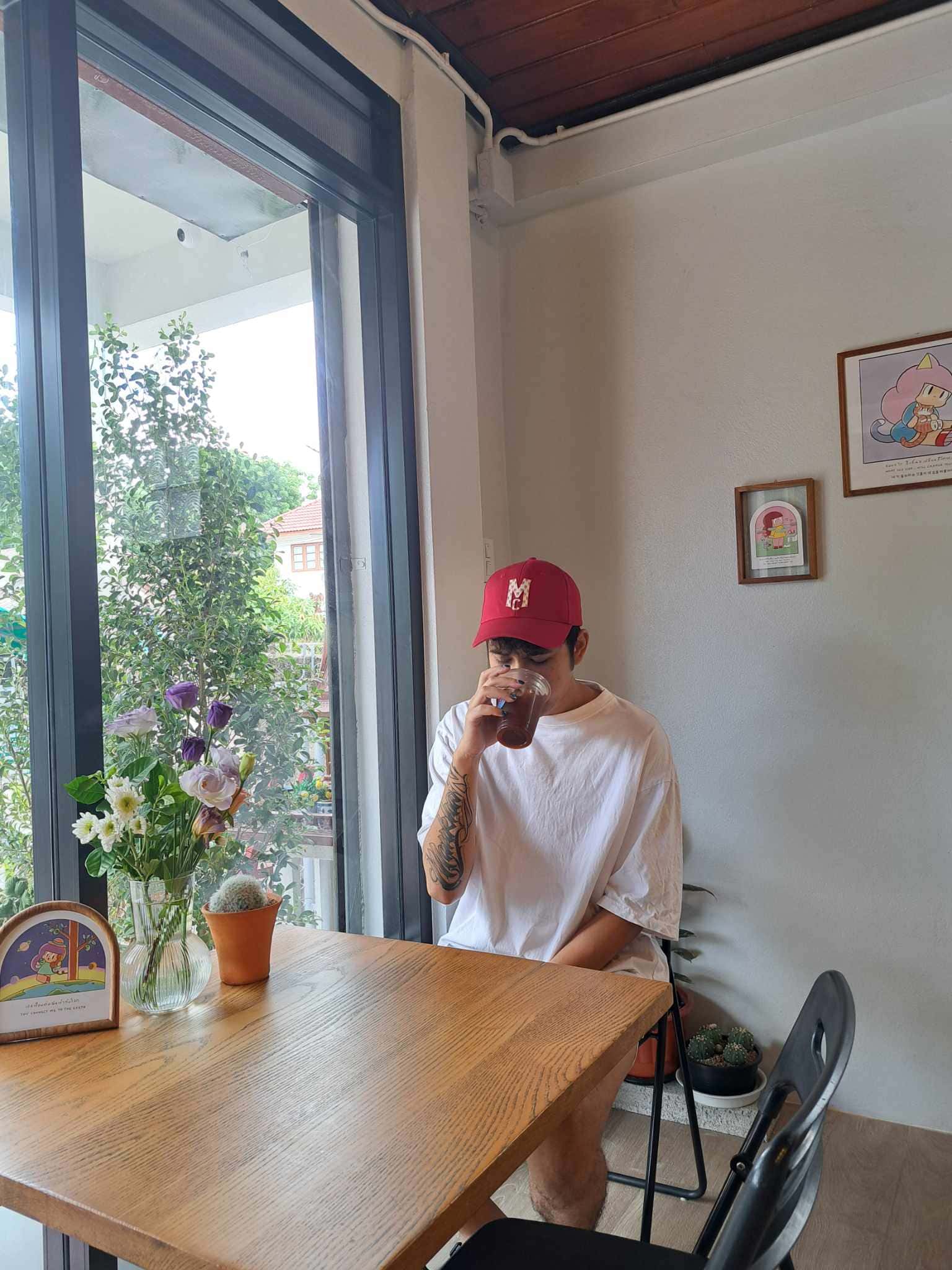 รูปผมนั่งจิบกาแฟ americano 