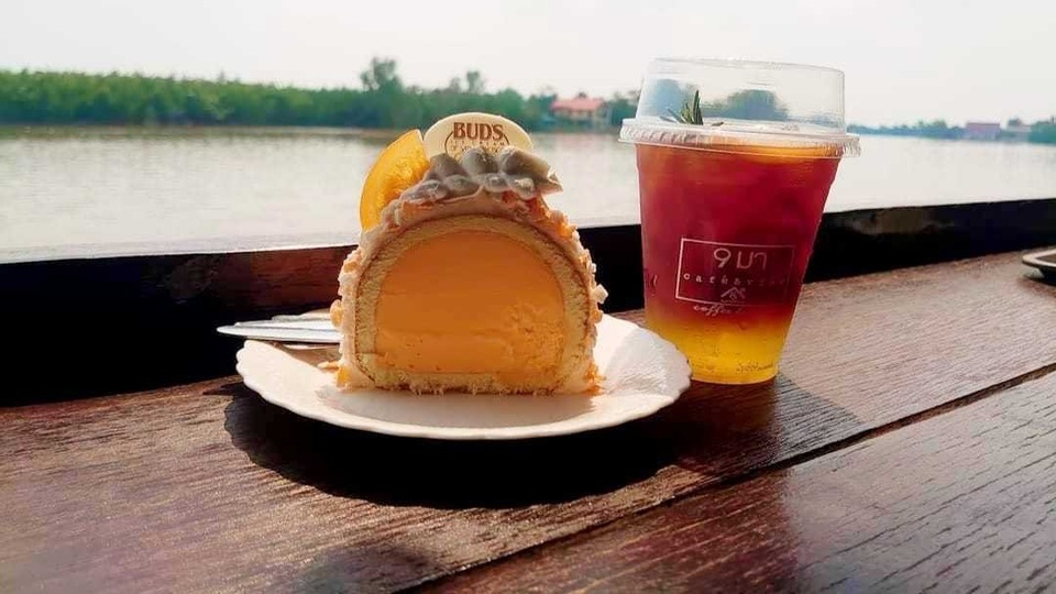 เมนูของหวานและเครื่องดื่ม ร้าน 9มา Café & View แปดริ้ว