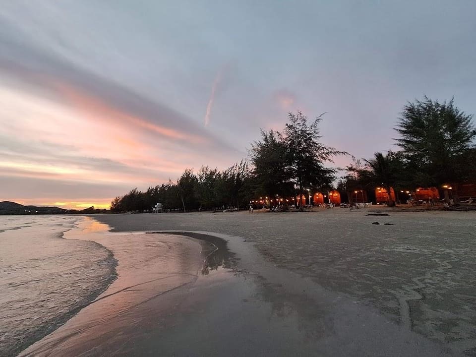 ตกเย็นมาเดินเล่น ก่อนเข้าพักผ่อน บ้านพักรับรองหาดน้ำใส