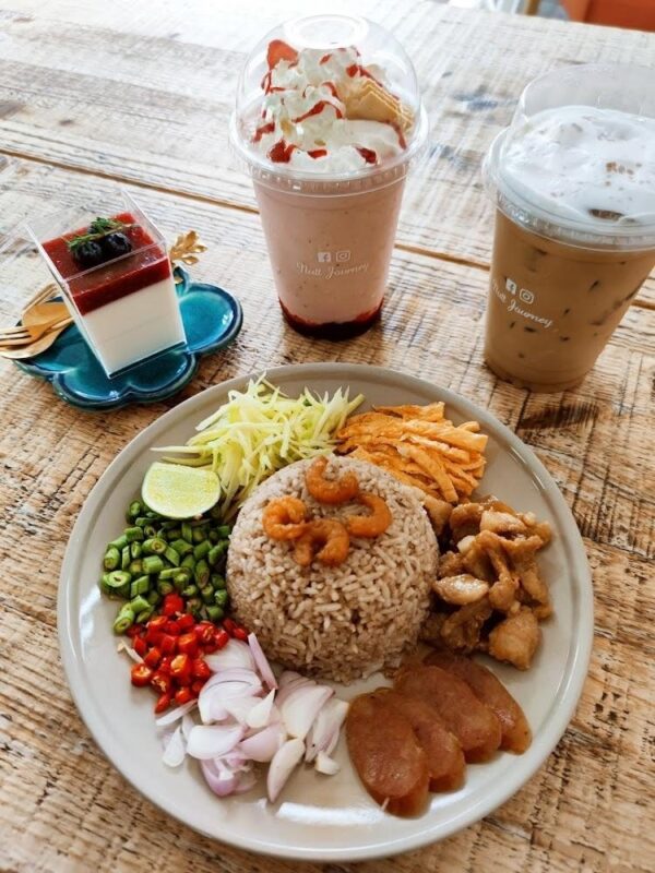 เมนูข้าวผัดพร้อมเครื่องดื่มของร้าน Nutt-Journey Cafe & Bistro