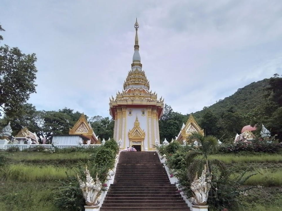 วัดพระพุทธบาทภูควายเงิน เส้นทางแสวงบุญและความงามทางธรรมชาติ