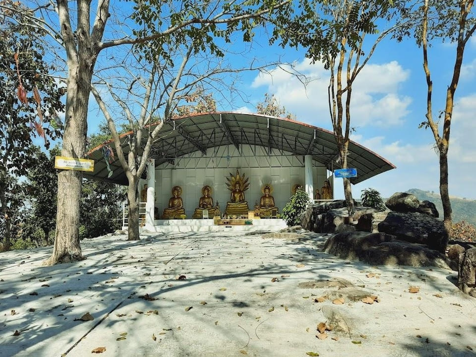 จุดไหว้พระก่อนชมวิว วัดพระพุทธบาทภูควายเงิน