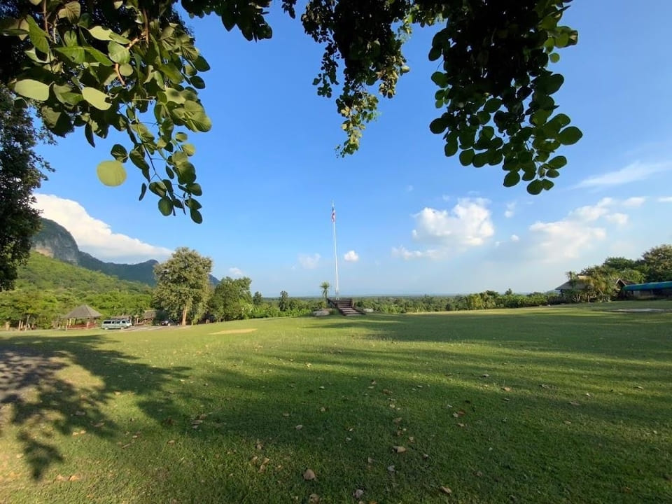 ลานกิจกรรม & ลานกางเต้น สำหรับนักท่องเที่ยว อุทยานแห่งชาติภูผาม่าน
