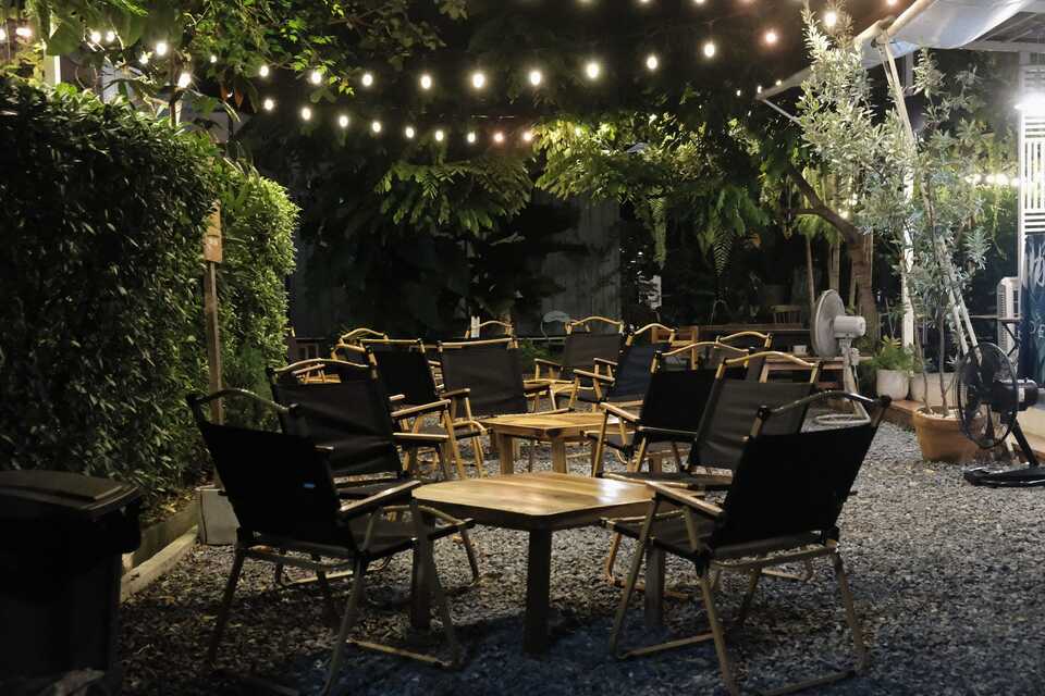 ภาพบรรยากาศกลางคืน Sleepless slowbar Coffee แปดริ้ว