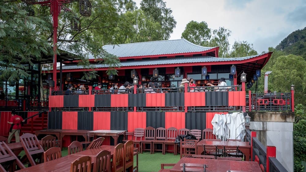 ที่นั่งตรงระเบียงของร้าน