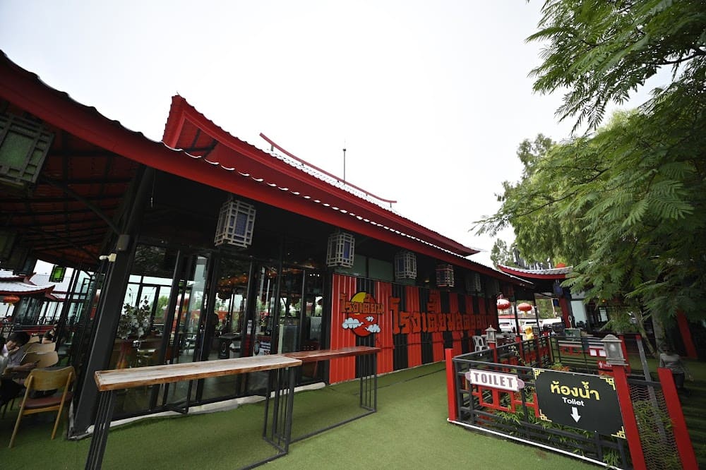 มุมด้านของของร้านที่มีป้ายนำทางไปห้องน้ำ