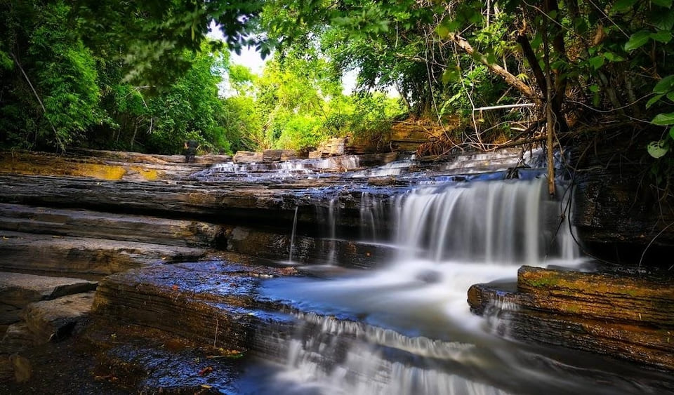 หินชั้นทำให้ได้รูปที่สวยยิ่งขึ้น น้ำตกตาดใหญ่