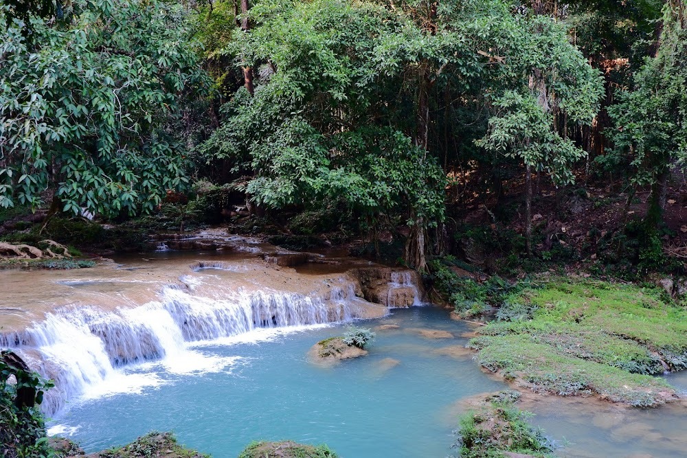 น้ำในน้ำตกที่มีสีสวยงาม
