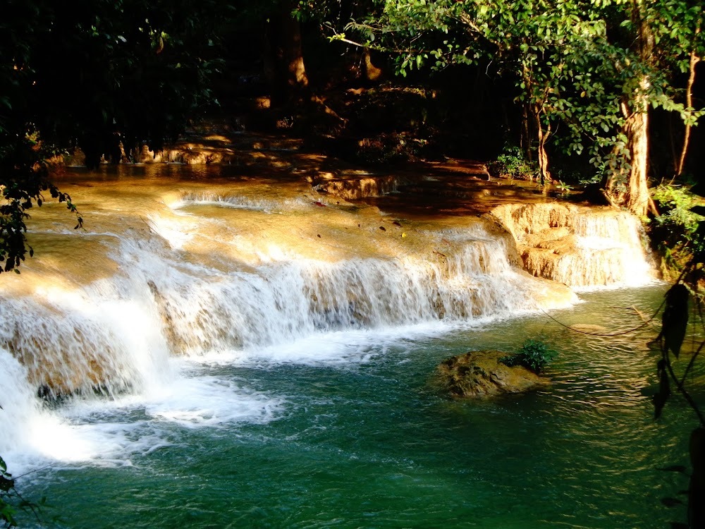 สายน้ำที่ไหลผ่านโขดหินในมุมกว้าง