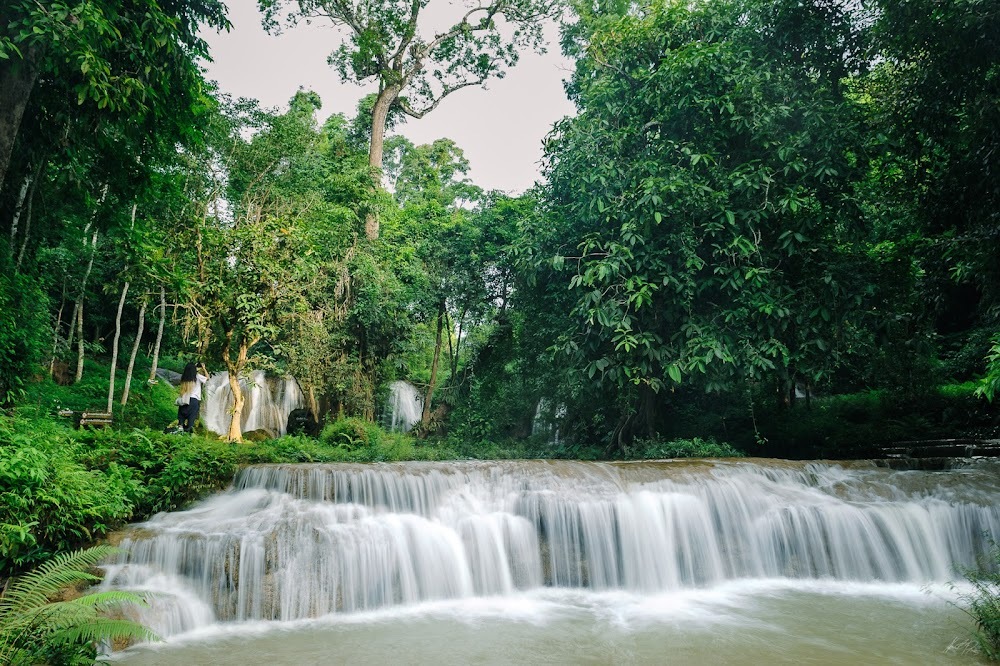 สายน้ำไหลของน้ำตก สวยงามสุด ๆ