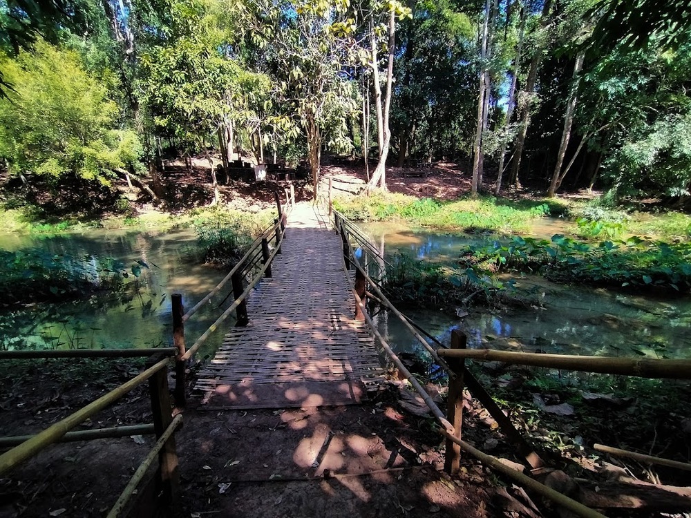 สะพานทางเดินข้ามน้ำของน้ำตกธารสวรรค์