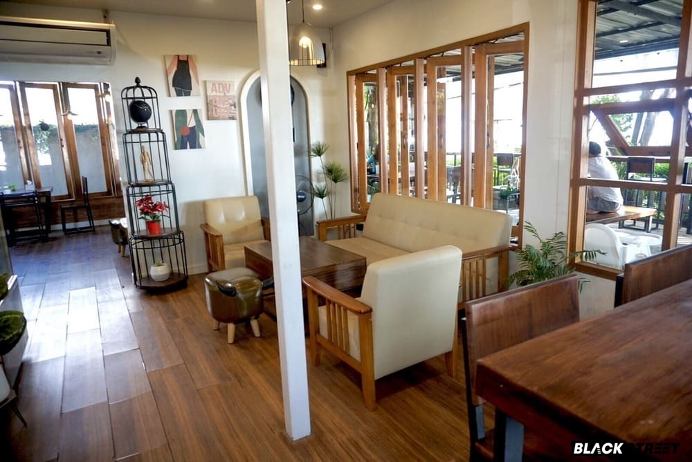 โซนที่นั่งในร้าน The Lake Cafe Phayao