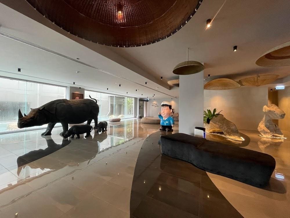 การออกแบบโรงแรมด้านในโรงแรม Travelodge Nimman Chiang Mai มีรูปปั้นคุณตัน อิชิตันด้วย
