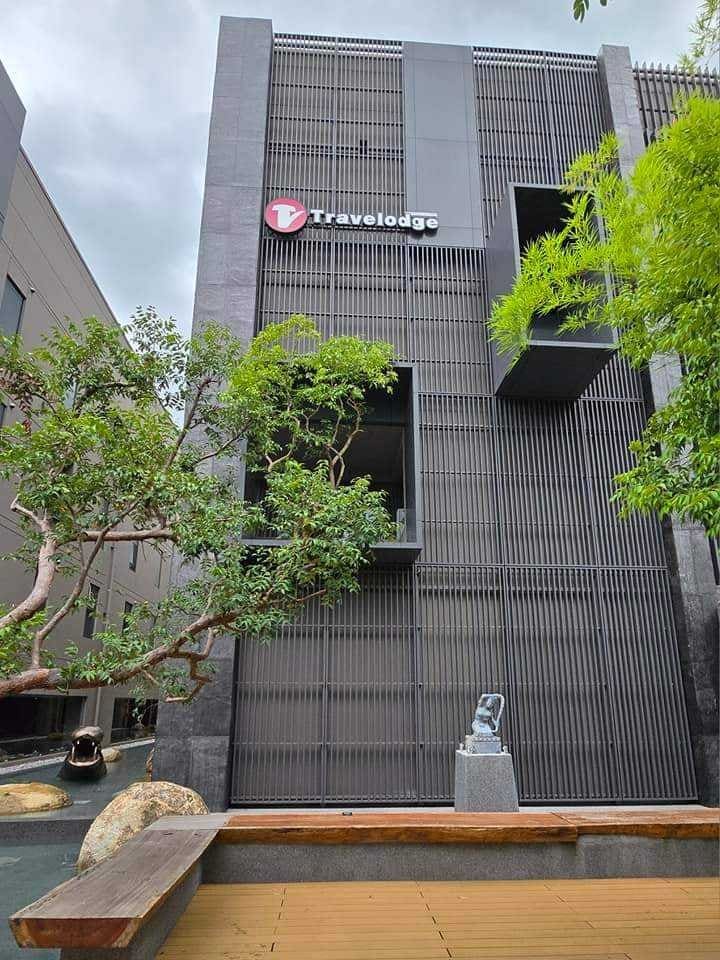 ภาพบรรยากาศด้านหน้าโรงแรม Travelodge Nimman Chiang Mai