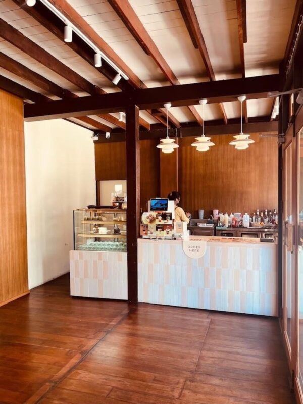 ภาพบรรยากาศภายในร้าน วู้ดดี้ เฮ้าส์ คาเฟ่แปดริ้ว 2