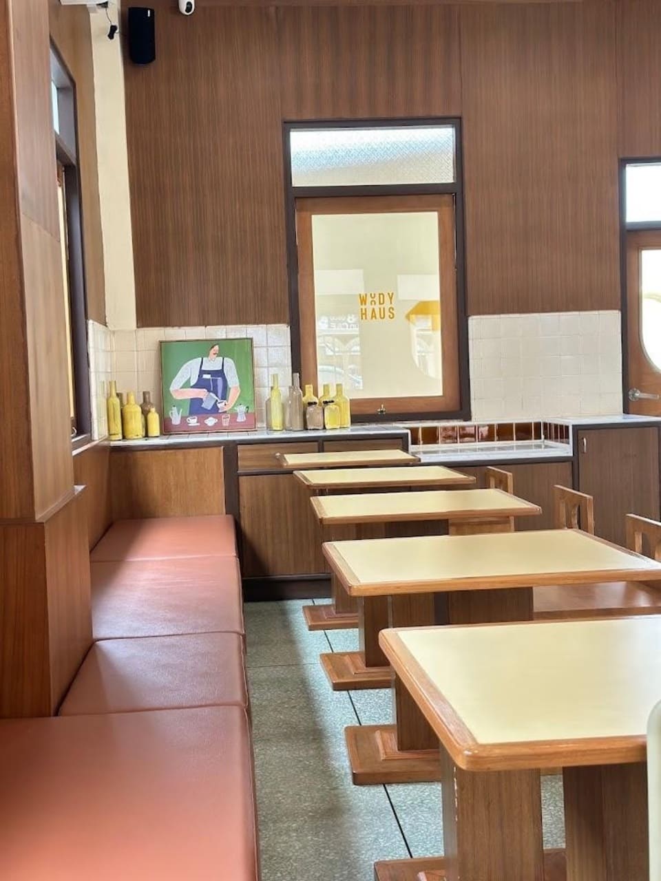 ภาพบรรยากาศภายในร้าน วู้ดดี้ เฮ้าส์ คาเฟ่แปดริ้ว