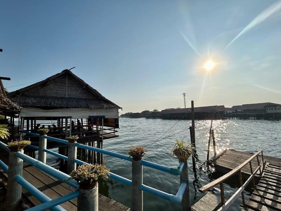 บรรยากาศภายในร้านเจ๋ง ครัวชายทะเลเมืองสมุทรสาคร