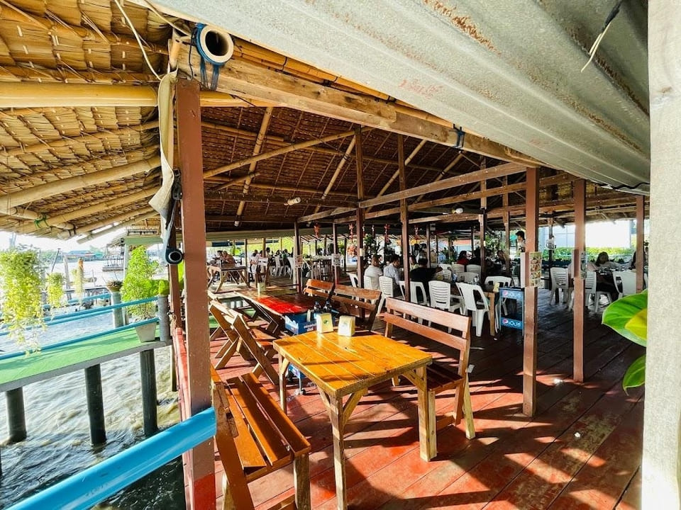บรรยากาศภายในร้านเจ๋ง สมุทรสาคร