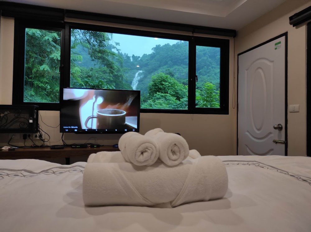 บรรยากาศภายในห้องพัก Namtok Sarika Resotel มองเห็นวิวน้ำตก