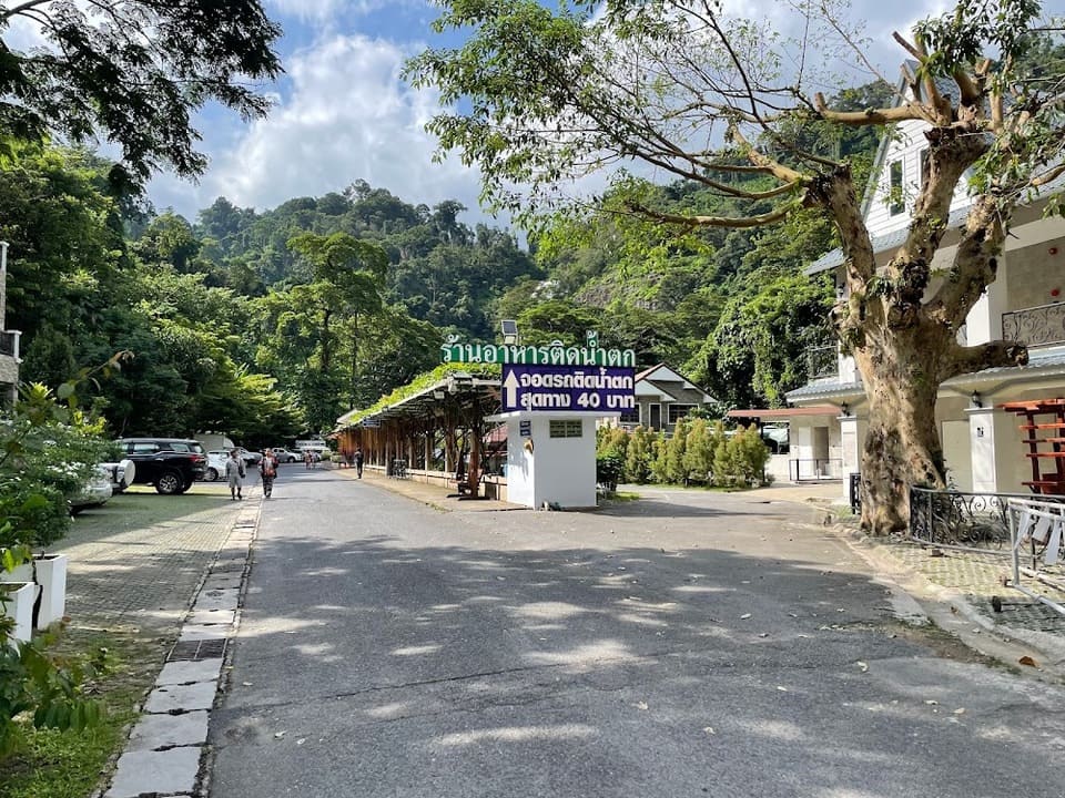 ที่จอดรถมีทั้งฟรีและไม่ฟรีน้าา Namtok Sarika Resotel