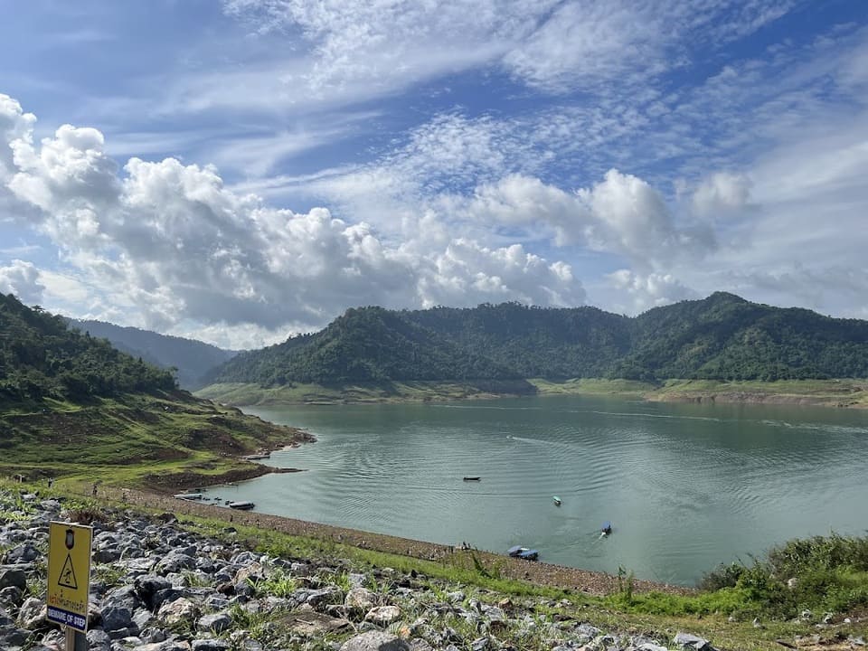 บรรยากาศก่อนไปขึ้นเรือ น้ำตกนครนายก