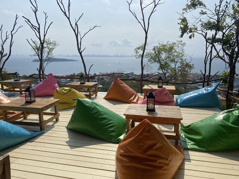มุมนั่งชมวิว บ้านปริญญา โฮมสเตย์ แอนด์ คาเฟ่