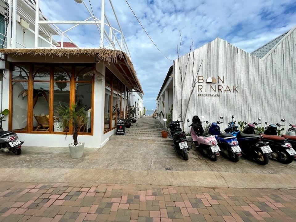 ที่พักติดทะเล สไตล์มินิมอล 2024 บ้านรินรักษ์ เกาะล้าน