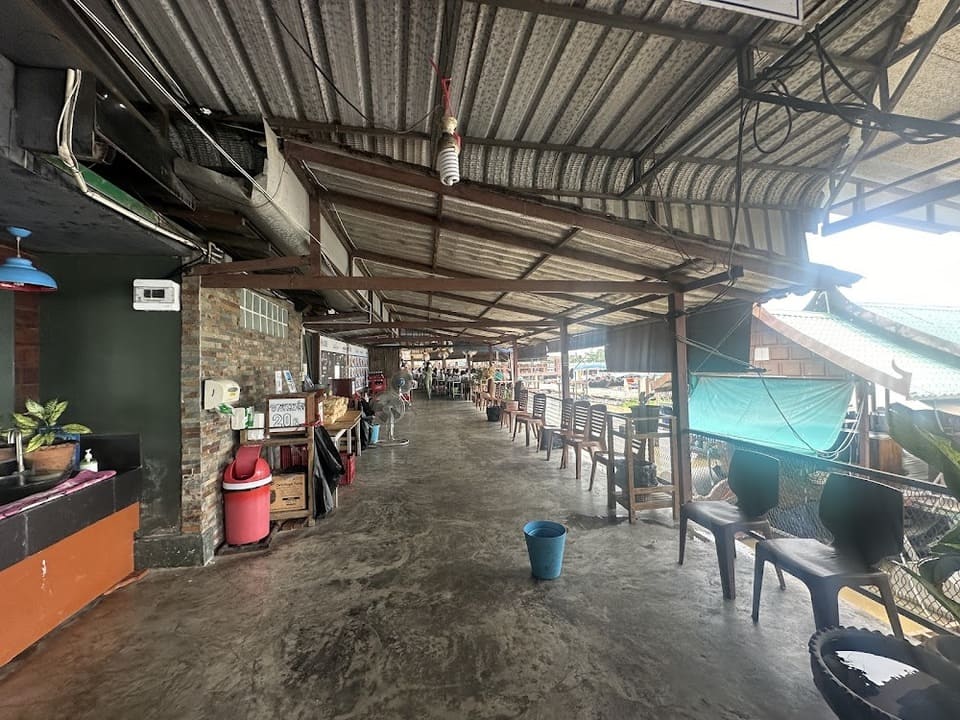 ระหว่างเดินเข้าร้าน เรือนไทยกุ้งเผา อยุธยา