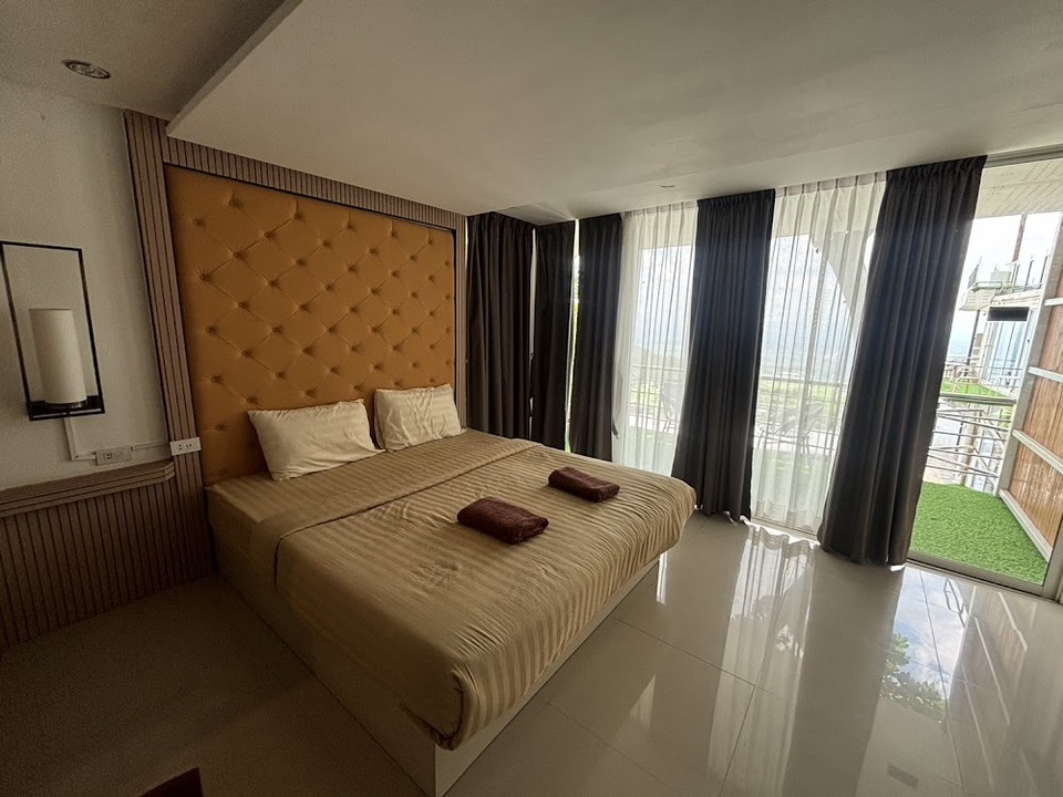 ห้องพักตกแต่งอย่างสวยงาม ที่พักเขายายเที่ยง