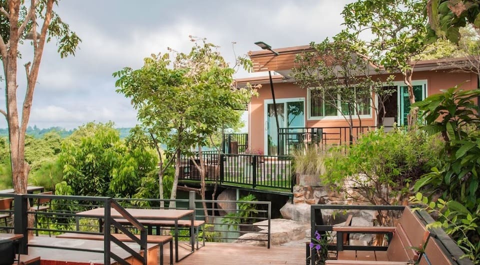 ภูผาการ์เด้นวิว ที่พักเขายายเที่ยง