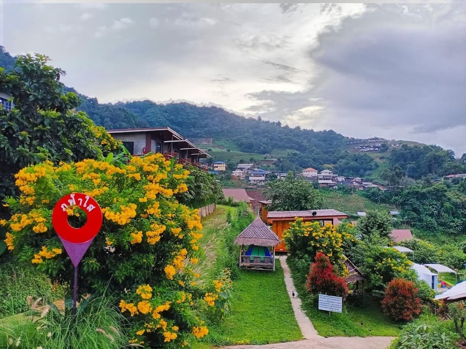 พักตั้งอยู่ใกล้ๆ สถานที่ท่องเที่ยวและร้านอาหารหลายแห่ง ที่พักม่อนแจ่ม