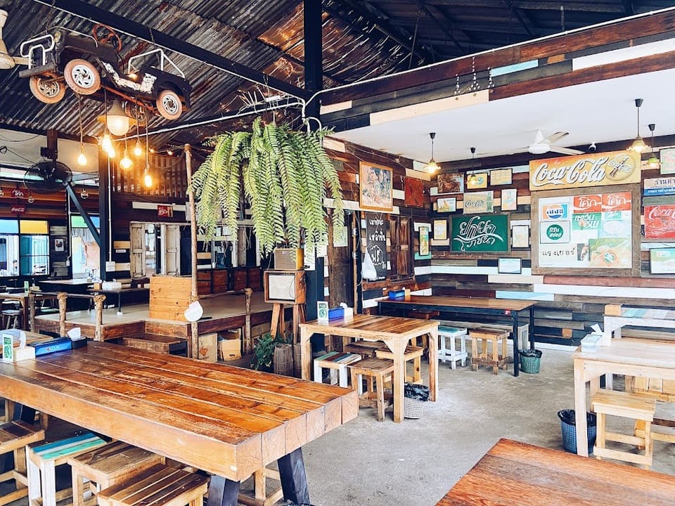 ร้านจะตั้งอยู่ติดริมถนนเส้นเลียบเส้นตลาดหน้าวัด ยกยอ เกาะล้าน