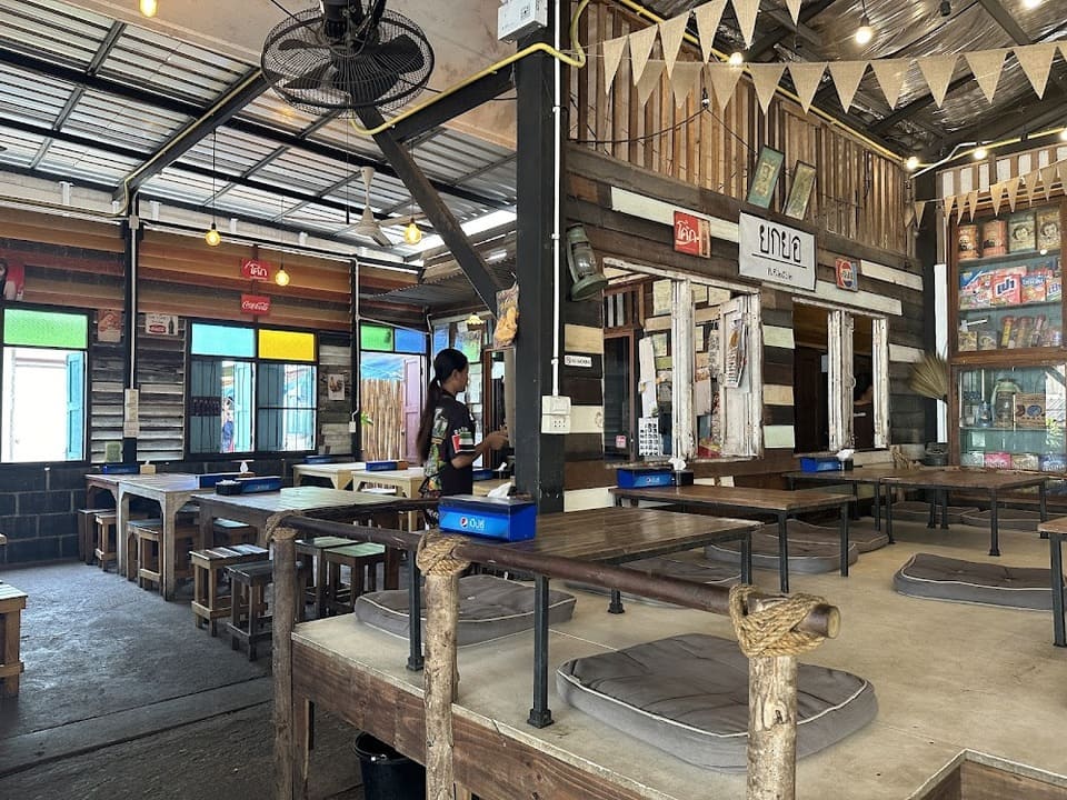 ร้านตกแต่งด้วยไม้แบบเรียบง่าย สไตล์วินเทจชาวเล ยกยอ เกาะล้าน