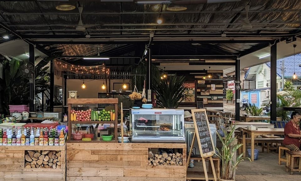 ร้านยกยอ เป็นครัวเปิด ไม่มีห้องแอร์ ยกยอ เกาะล้าน