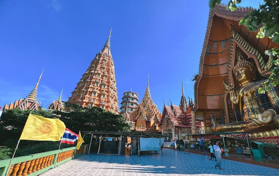 สถาปัตยกรรมที่งดงาม ทำให้จิตใจของเราได้ผ่อนคลายและเบิกบาน วัดถ้ำเสือ